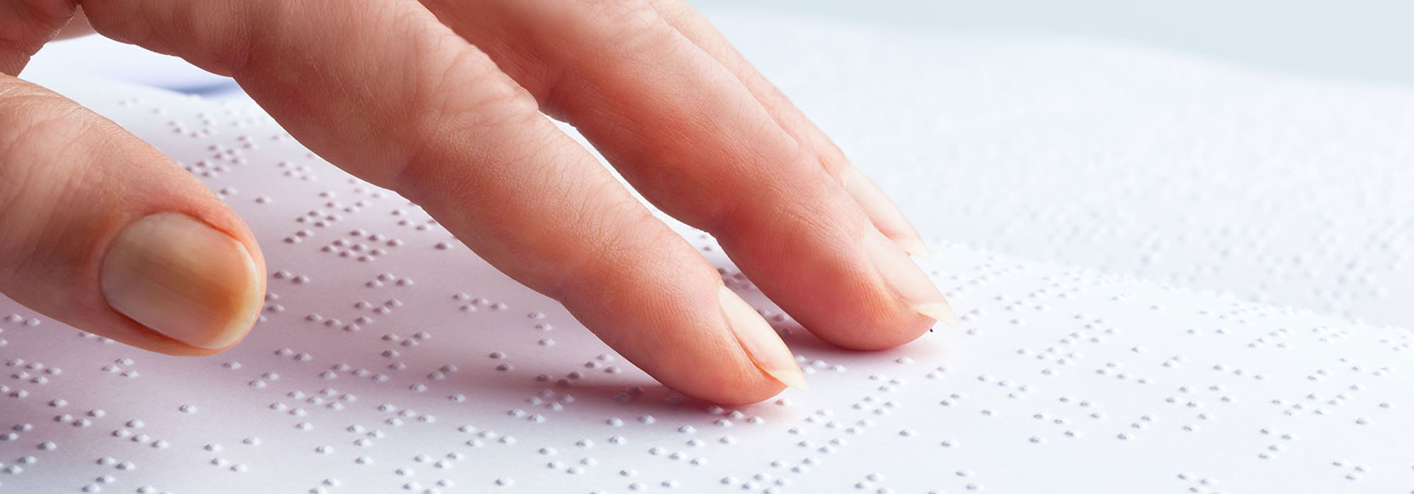 Finger, die Brailleschrift lesen