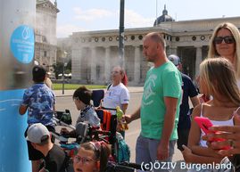 043 - der Trinkbrunnen der Stadt Wien mit Wasserdampf schafft Kühlung
