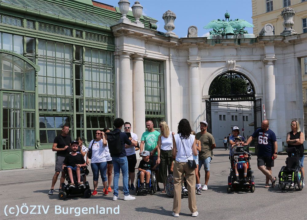 018 - im Burggarten, vor dem Palmenhaus