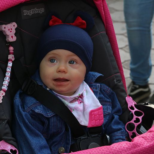 Mädchen in Kinderwagen