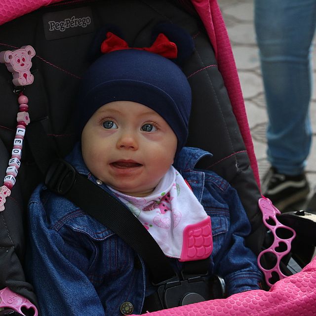 Mädchen in Kinderwagen