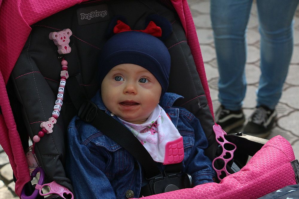 Mädchen in Kinderwagen