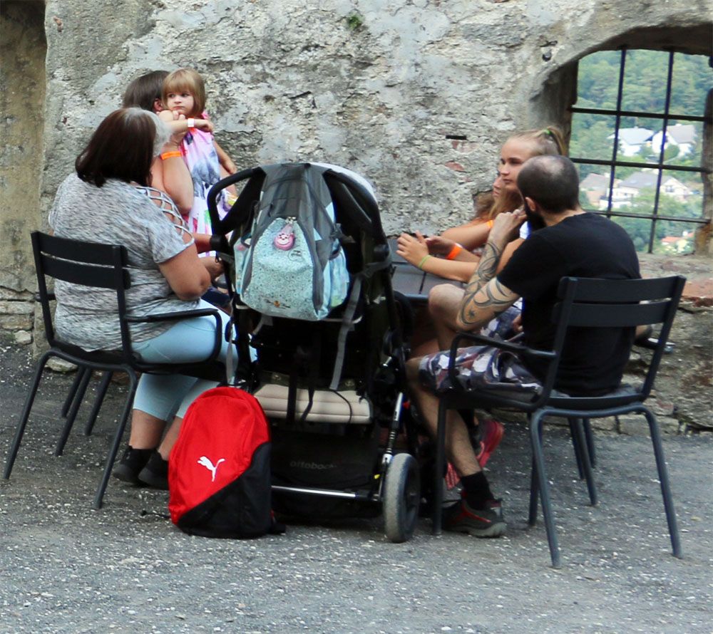 Gruppe im Gastgarten des "Grenadier"