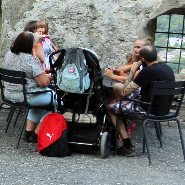 Gruppe im Gastgarten des "Grenadier"