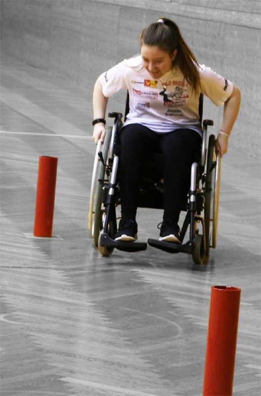 Rollstuhlfahrerin im Parcours