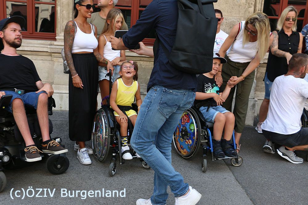 014 - Basti zeigt Bilder auf dem Tablet
