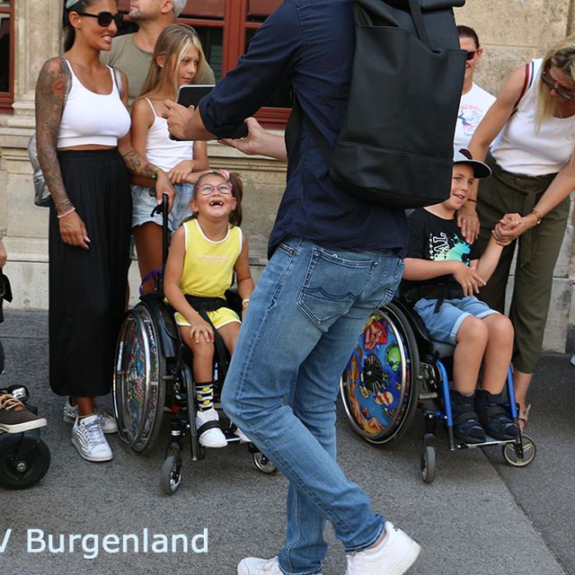 014 - Basti zeigt Bilder auf dem Tablet