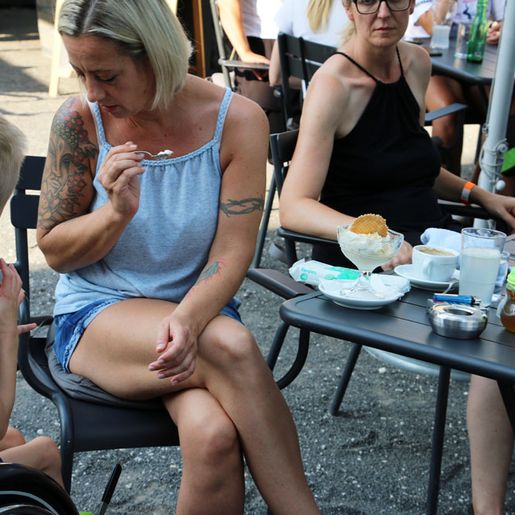 Gruppe im Gastgarten des "Grenadier"