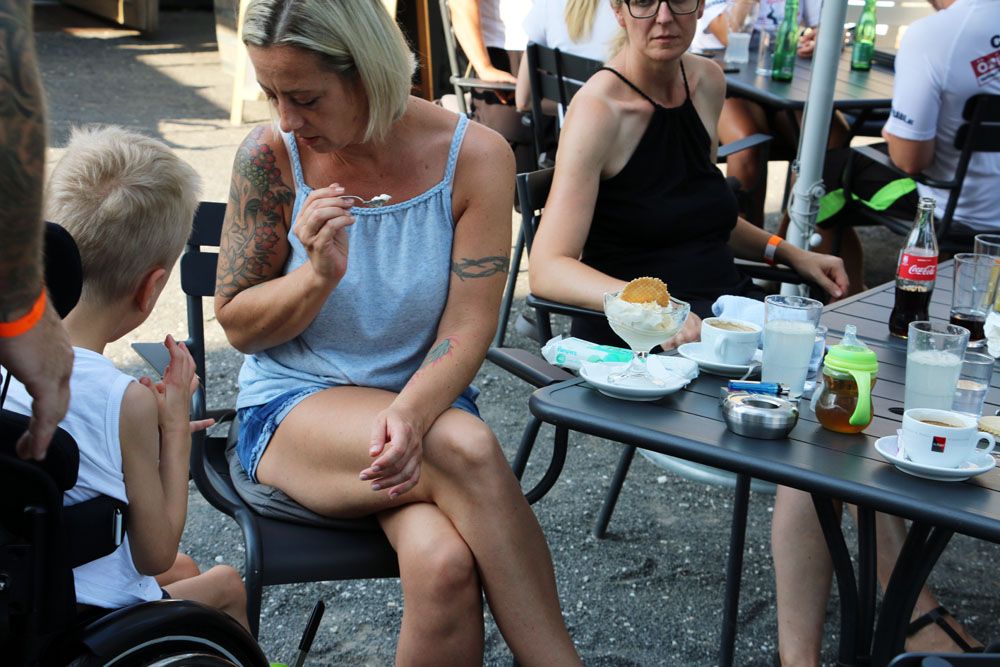 Gruppe im Gastgarten des "Grenadier"