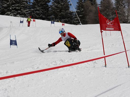 Skifahrer mit Behinderung beim Skifahren