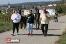 Menschen mit Lama auf dem Weg