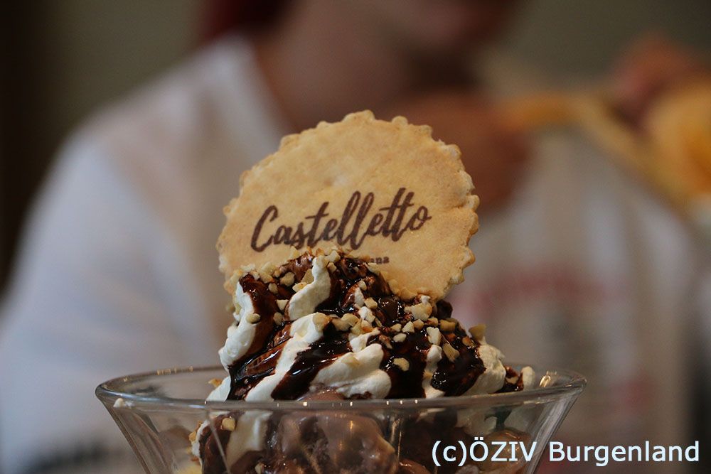 072 - in der Gelateria Castelletto wurden unsere Kids auf ein Eis eingeladen