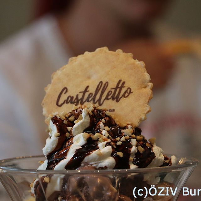 072 - in der Gelateria Castelletto wurden unsere Kids auf ein Eis eingeladen