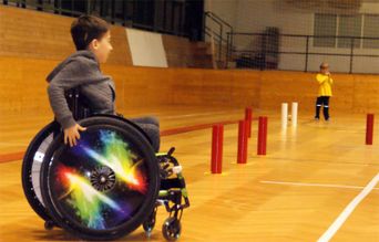 Foto Rollstuhl mit Slalom