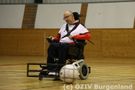 E-Rolli Fahrer mit Ball