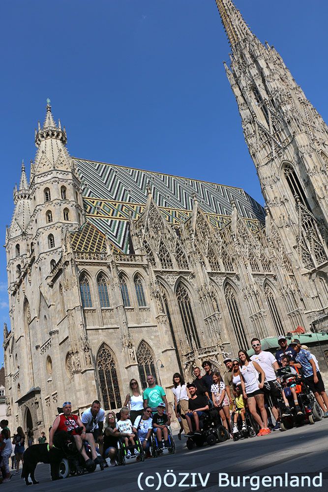 070 - Gar nicht so leicht, den riesigen Dom und unsere Gruppe auf ein Bild zu bekommen!