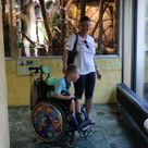 Bub in Rollstuhl vor Terrarium