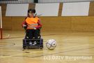 E-Rolli Fahrer mit Ball
