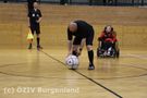 Schiedsrichter legt Ball auf