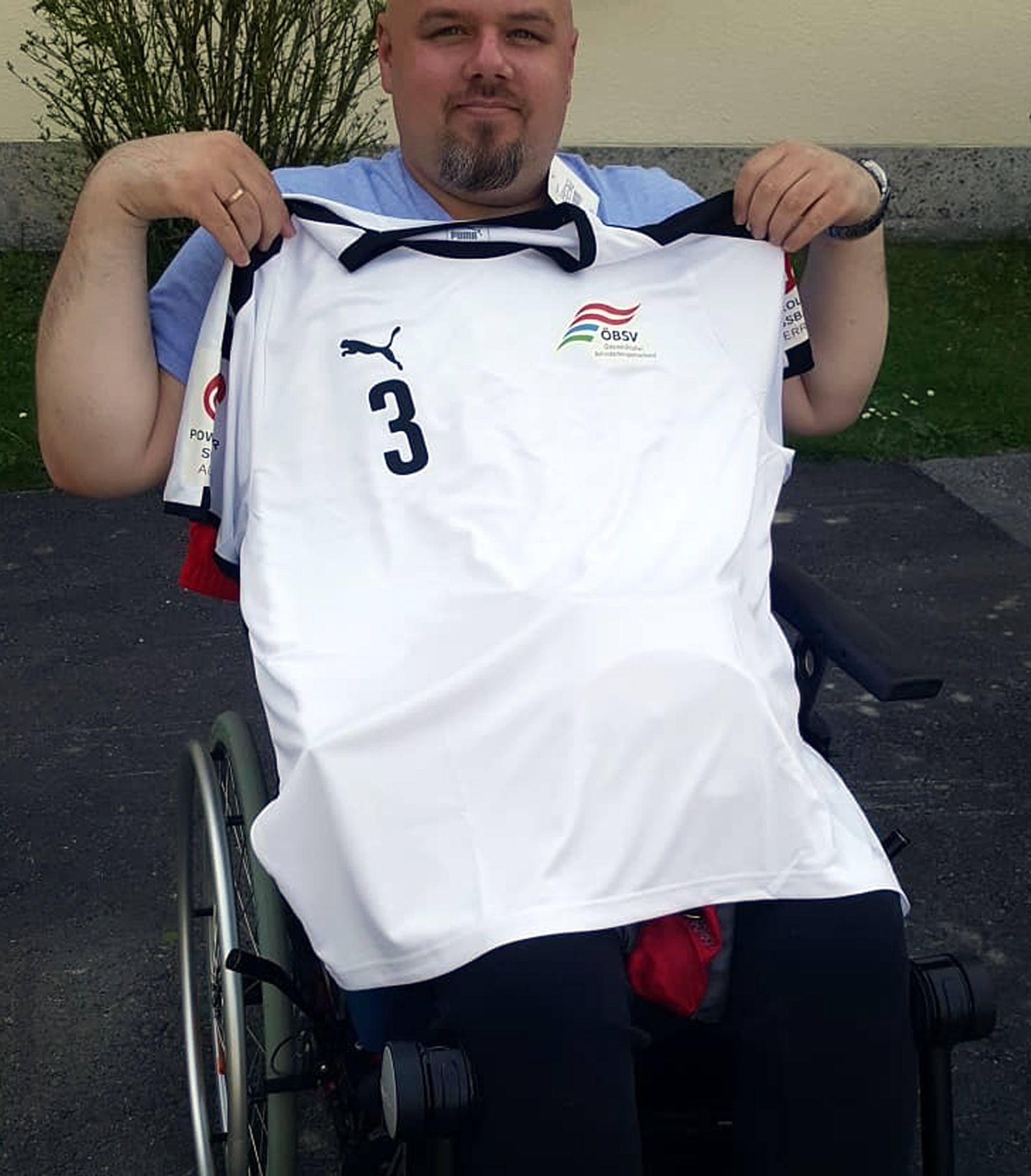 Michael Streit zeigt stolz sein Teamtrikot