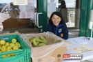 Andrea mit Äpfeln und Bananen am Willkommenstisch