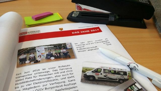 Tätigkeitsbericht auf Schreibtisch