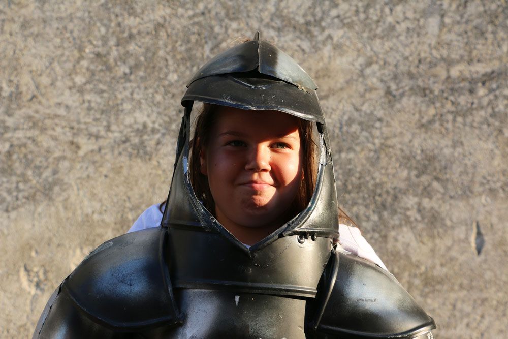 Mädchen in Ritterrüstung