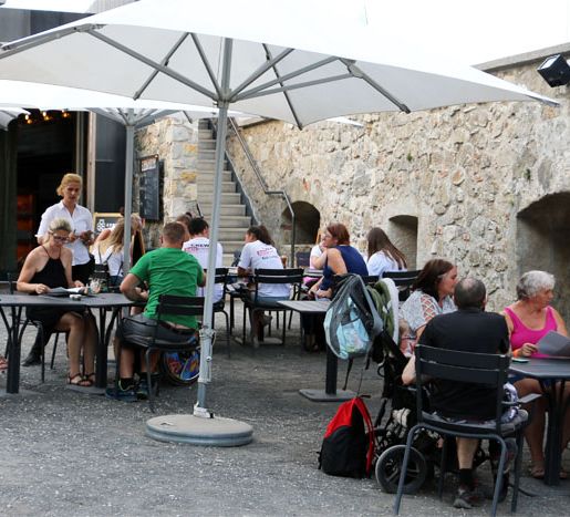 Gruppe im Gastgarten des "Grenadier"