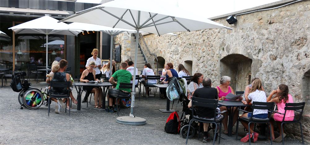 Gruppe im Gastgarten des "Grenadier"