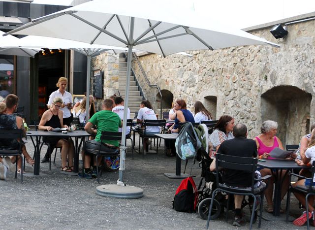 Gruppe im Gastgarten des "Grenadier"