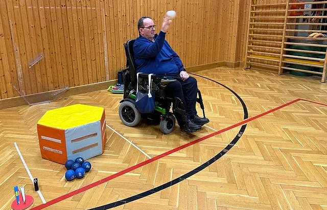 Spieler wirft die weiße Jack Kugel.