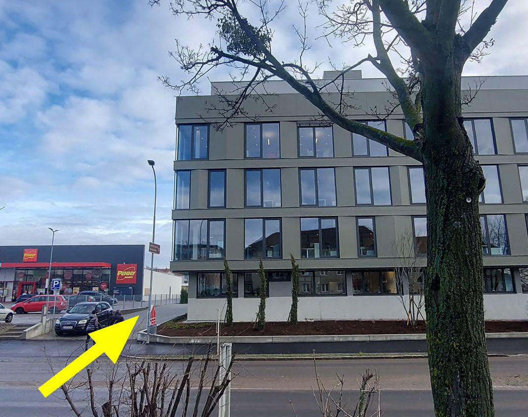 Strassenansicht. Der Eingang befindet sich auf der Rückseite des Gebäudes!