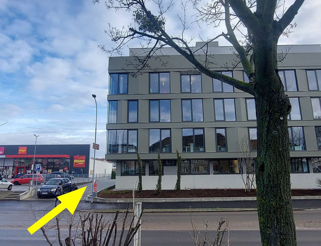 Strassenansicht. Der Eingang befindet sich auf der Rückseite des Gebäudes!