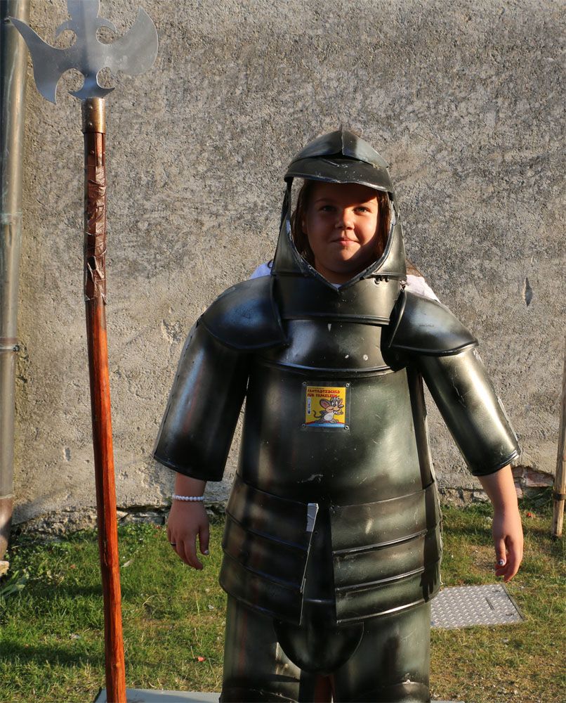 Mädchen in Ritterrüstung
