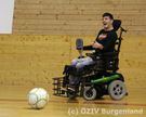 E-Rolli Fahrer mit Ball