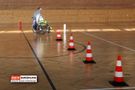 Rollifahrer im Rollstuhlparcour