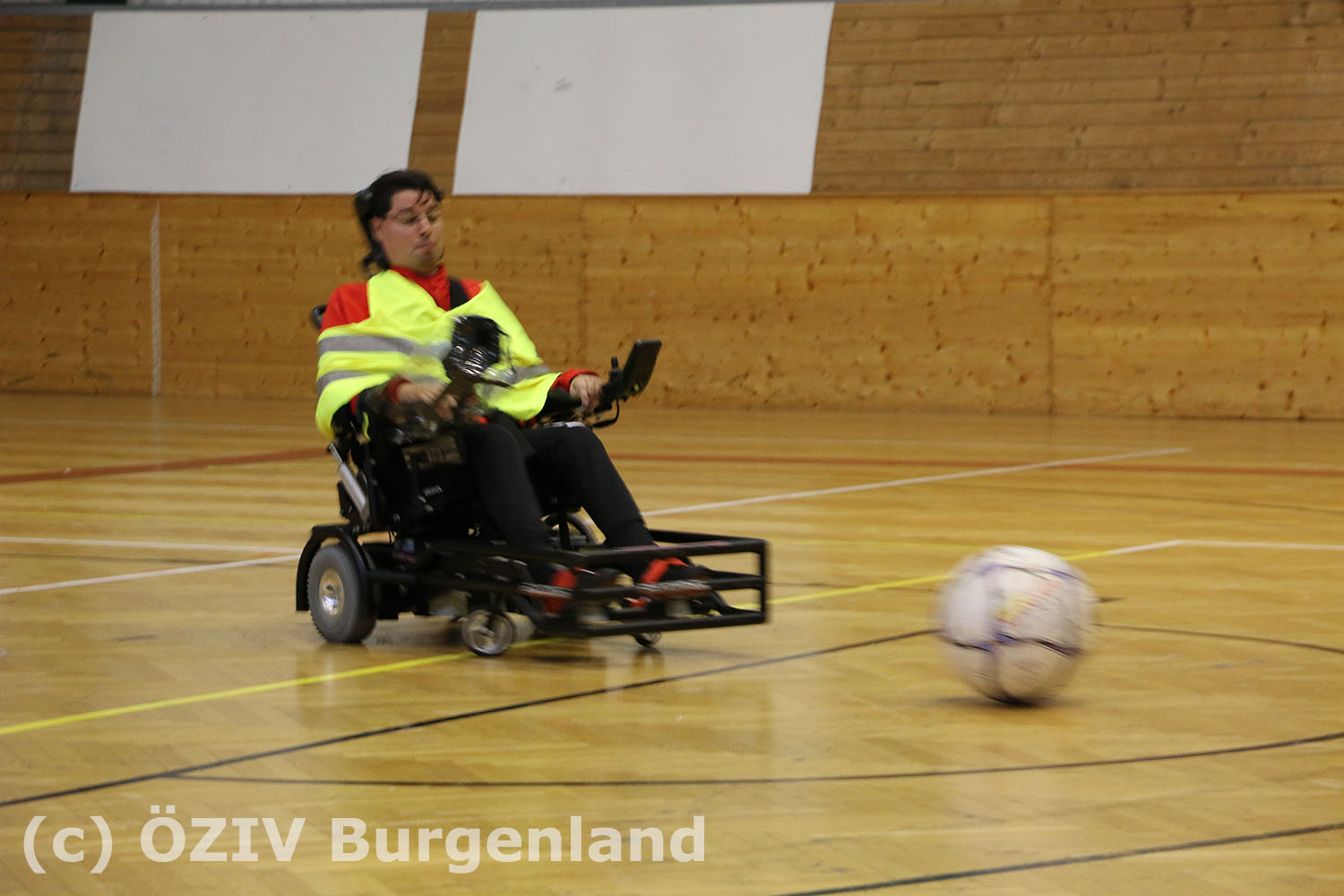 E-Rollifahrer mit Ball in Action