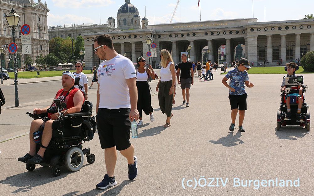 041 - der Weg über den Heldenplatz ist sonnig und heiss