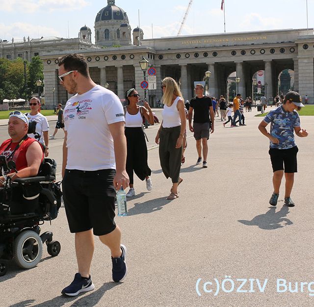 041 - der Weg über den Heldenplatz ist sonnig und heiss