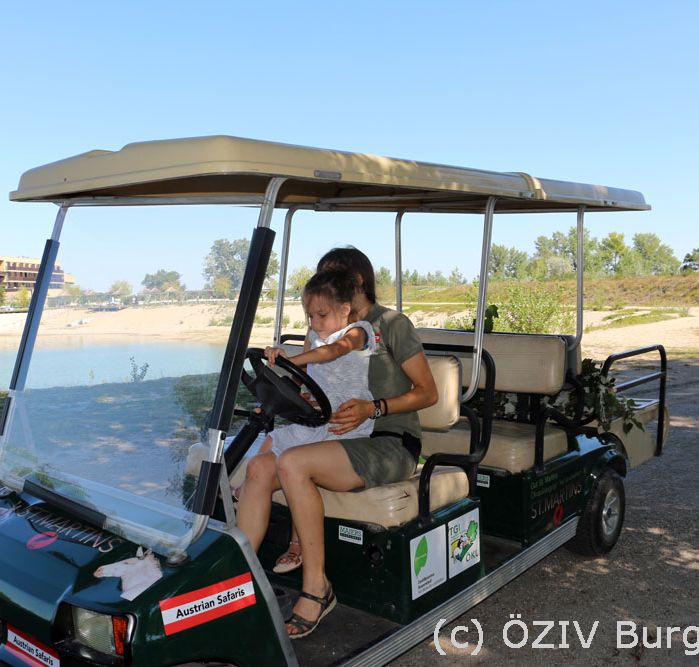 Rangerin mit Kind im Golfcar