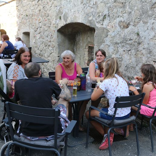 Gruppe im Gastgarten des "Grenadier"