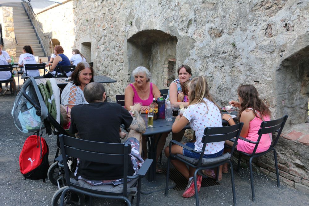 Gruppe im Gastgarten des "Grenadier"