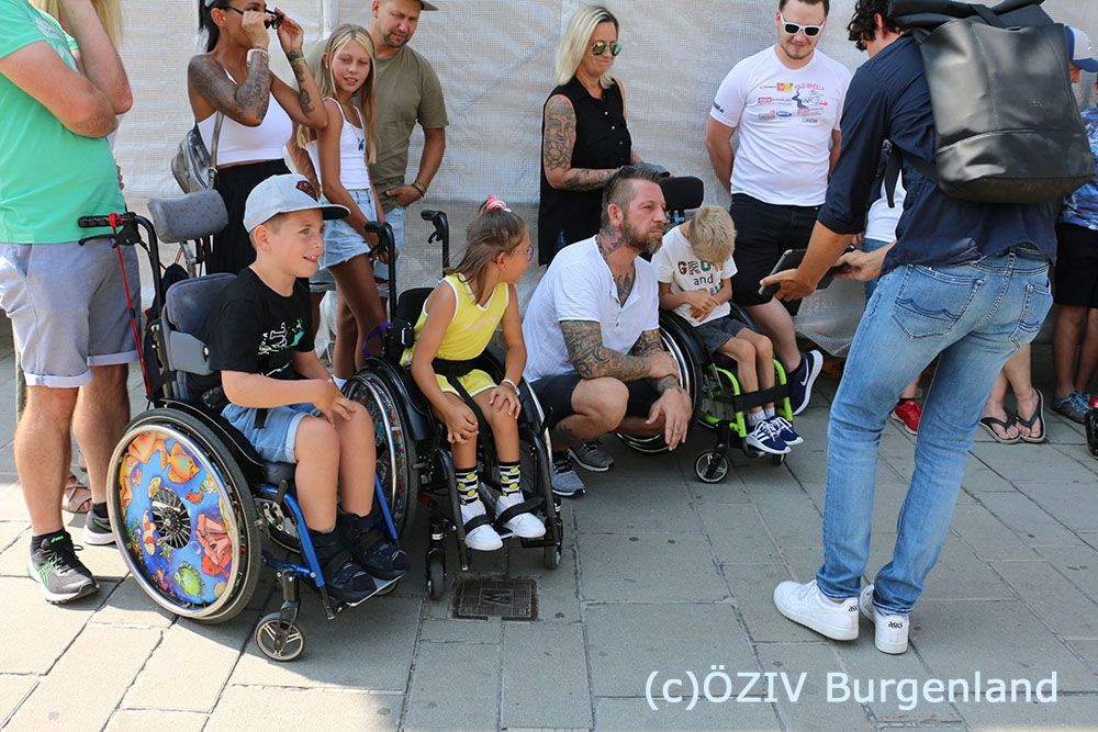 009 - die Kids sind sehr interessiert!