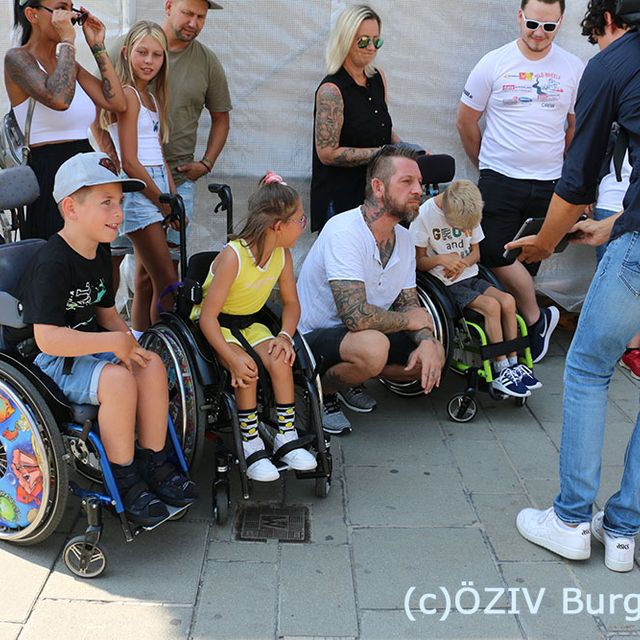 009 - die Kids sind sehr interessiert!
