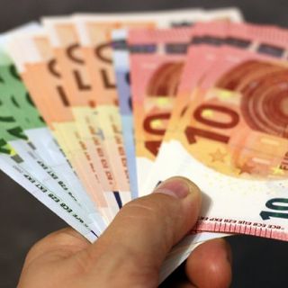 Hand mit Geldscheinen