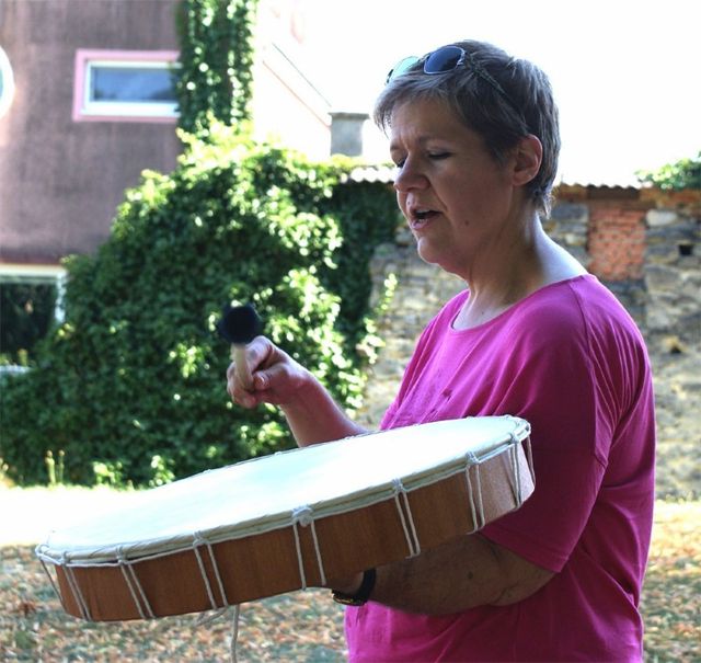 Dame mit Trommel