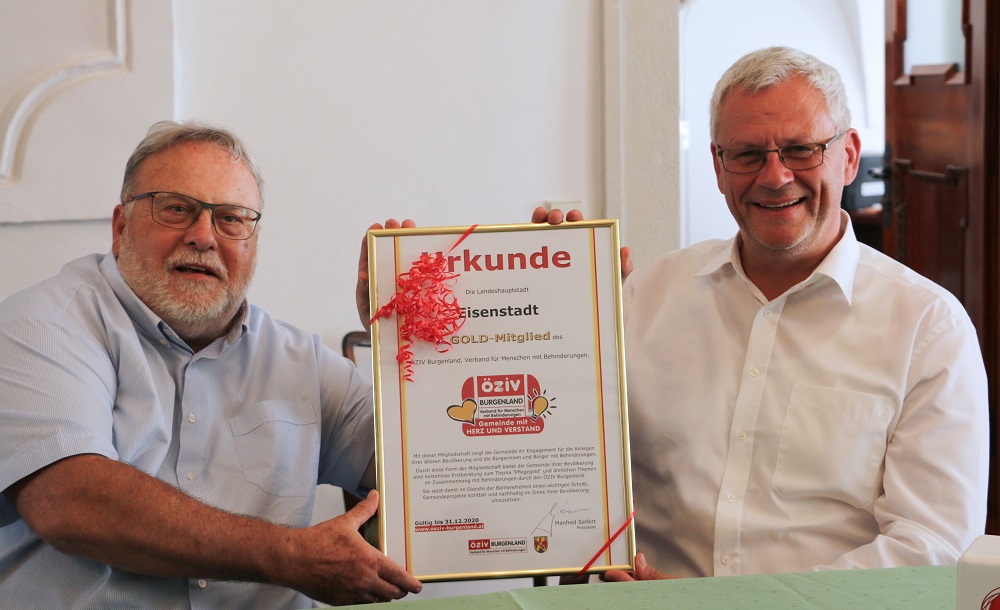 Manfred Seifert und Thomas Steiner zeigen Urkunde