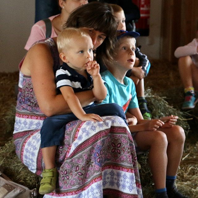 Familie bei der Filmvorführung