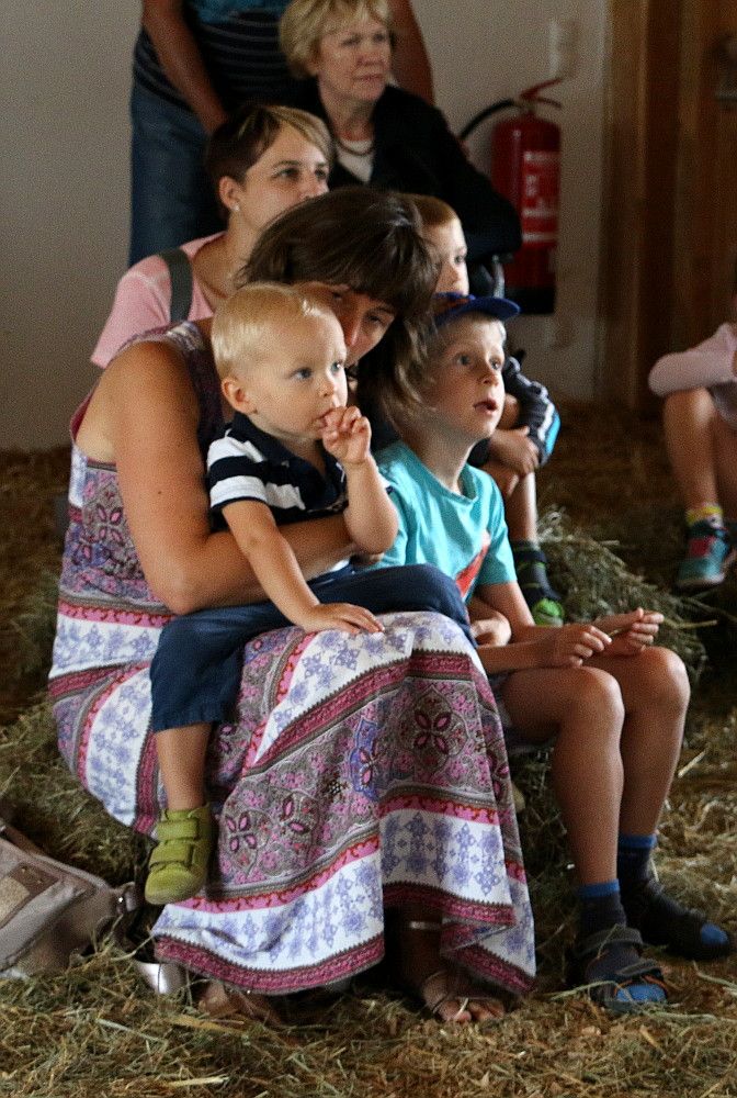 Familie bei der Filmvorführung