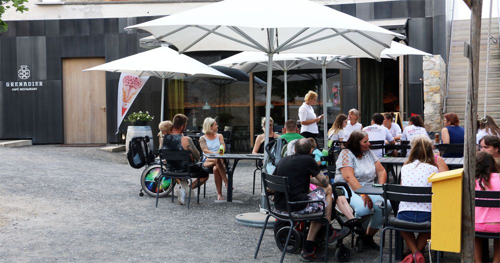 Gruppe im Gastgarten des "Grenadier"